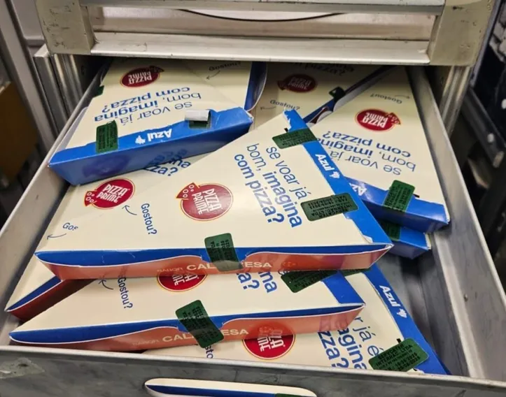 Imagem ilustrativa da imagem Pizza a bordo: Azul anuncia serviço em voos que partem do Brasil