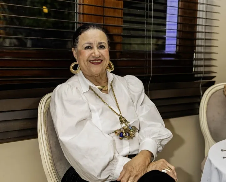 Sônia Steele brinda à vida