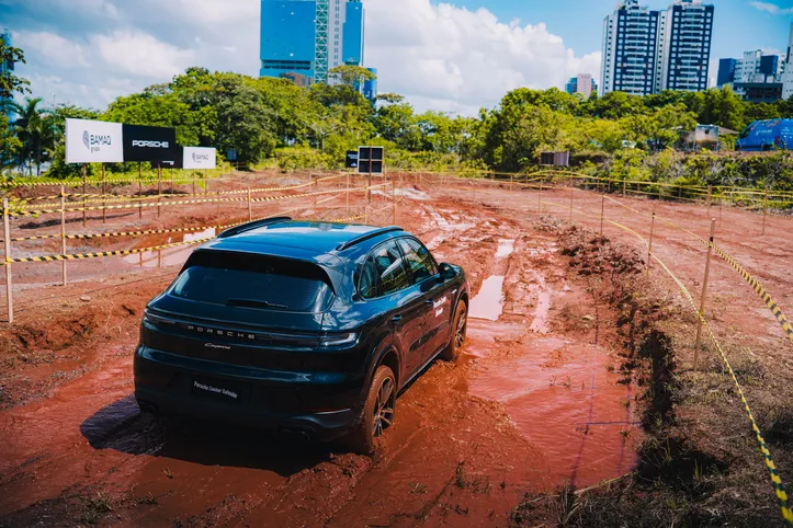Evento colocou modelos Cayenne e Macan Elétrico à prova em circuito especialmente preparado