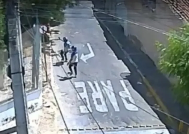 Criminosos chegaram ao local de moto