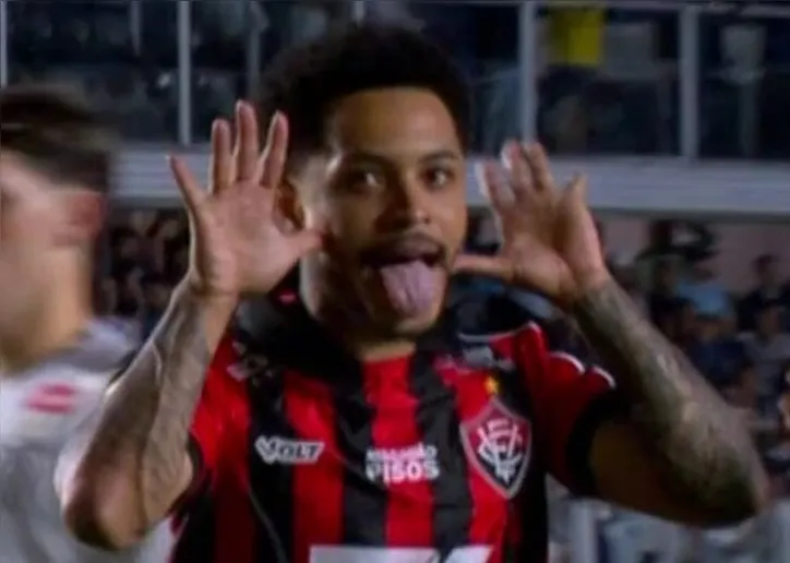Matheuzinho durante comemoração do gol marcado na partida contra o Santos