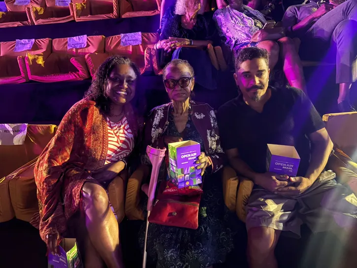Edna Brito, mãe da atriz, Edvana Carvalho, ao lado dos atores Franklin Rocha e Carolina Barbosa