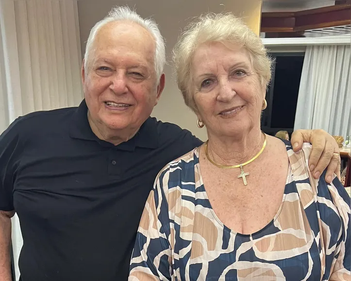 Ruy Bacelar comemora 90 anos cercado de familiares em jantar