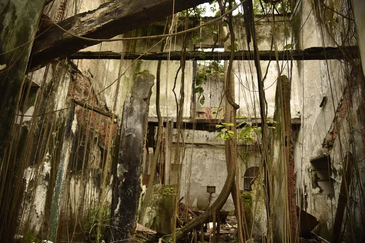 Prédio histórico está em ruínas.