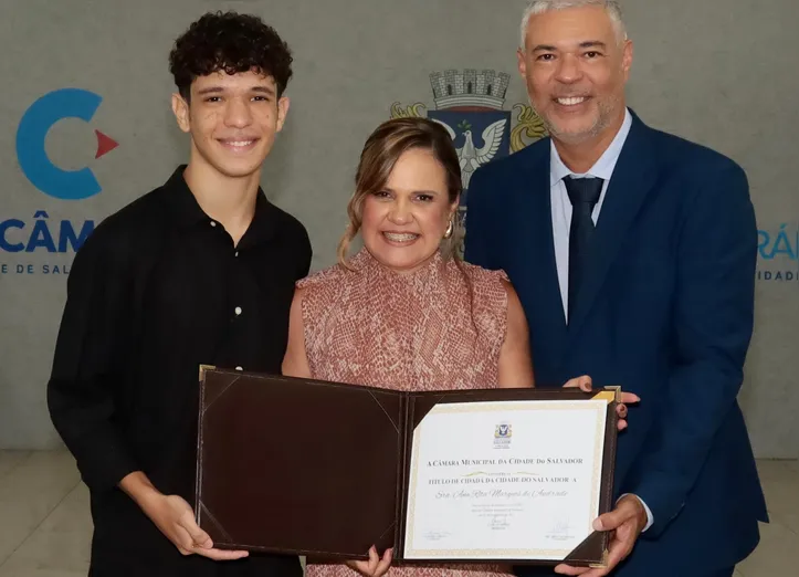 Ana Rita Andrade exibe o título de cidadã soteropolitana, ladeada pelo marido, Carlos Magno Diniz Guerra, e pelo filho, Arthur Diniz Guerra