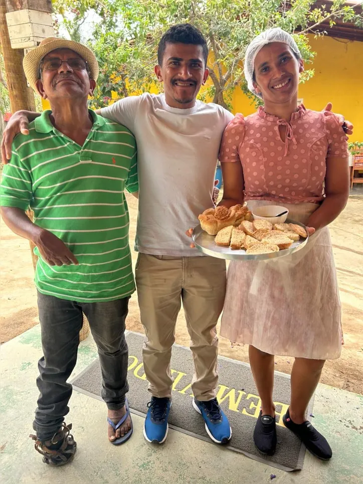 Adriano e família na padaria de imersão da Bee Origem