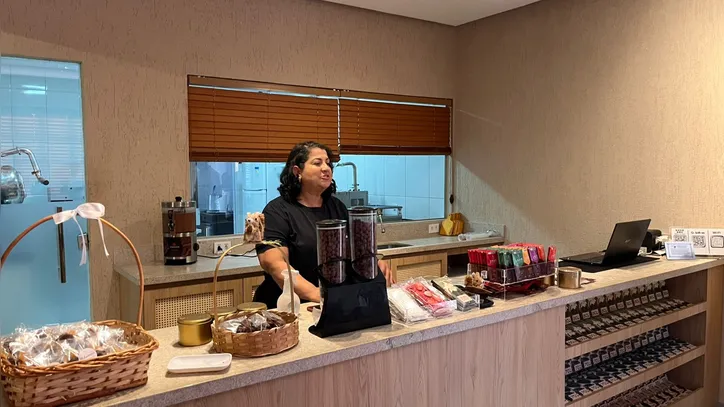 Letícia Oliveira com o chocolate bean to bar da Adamas Chocolates, produzido em Mucugê