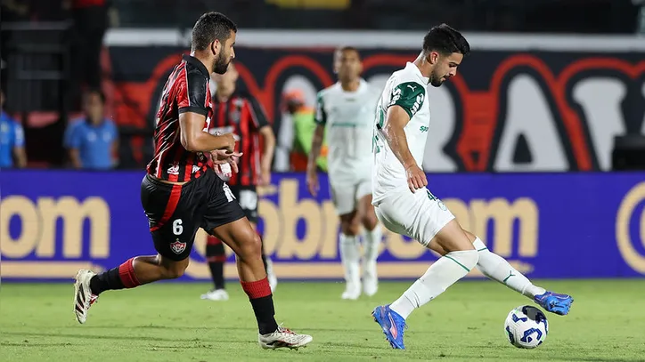 Pepê e Flaco López em Vitória 2x2 Palmeiras - 18ª rodada do Campeonato Brasileiro