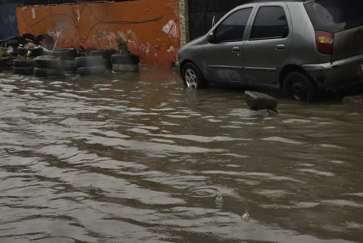 Imagem ilustrativa da imagem Salvador registra em 12 horas mais chuva que o esperado para todo mês
