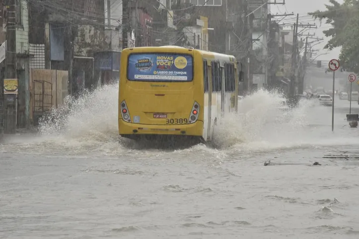 Imagem ilustrativa da imagem Salvador registra em 12 horas mais chuva que o esperado para todo mês