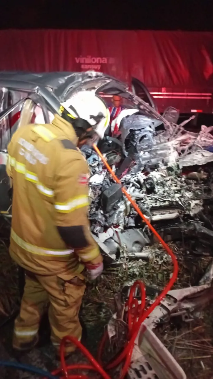 Agentes do Corpo de Bombeiros fizeram resgate das vítimas presas às ferragens