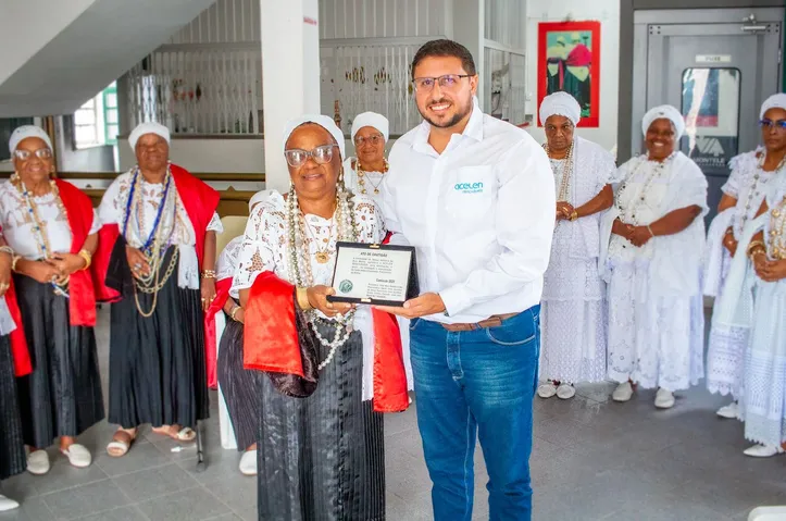 Júnior Aranha recebendo a placa