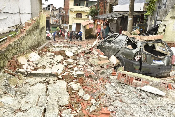 Muro da escola Municipal Teodoro Sampaio no Santa Cruz caiu em cima de carros e moto