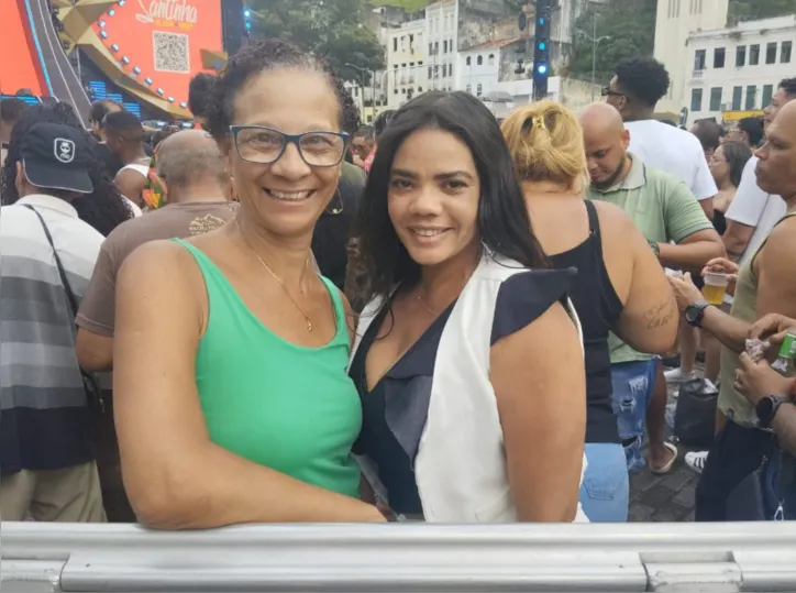 Ana Maria e Tatiana gostam de Leo, mas desaprovam o atraso do show