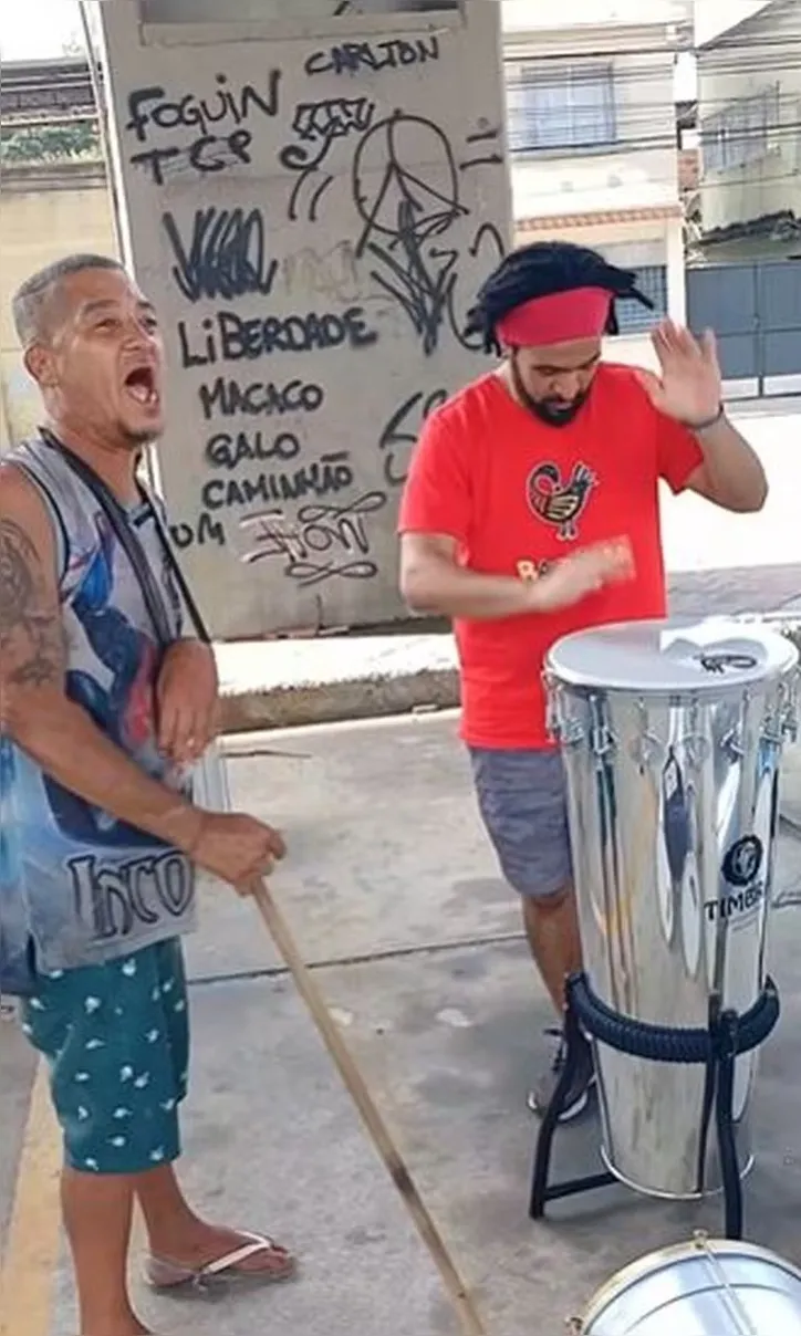 Etevaldo (esq.), mais conhecido como Bahia, foi executado enquanto dormia