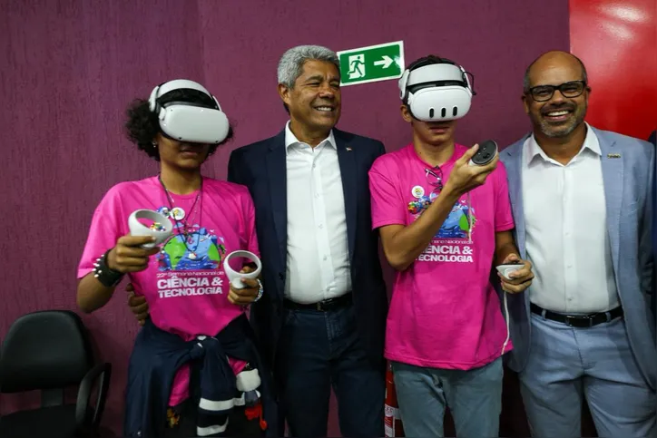 Estudantes ao lado do governador Jerônimo Rodrigues e do secretário da Secti, Marcius Gomes