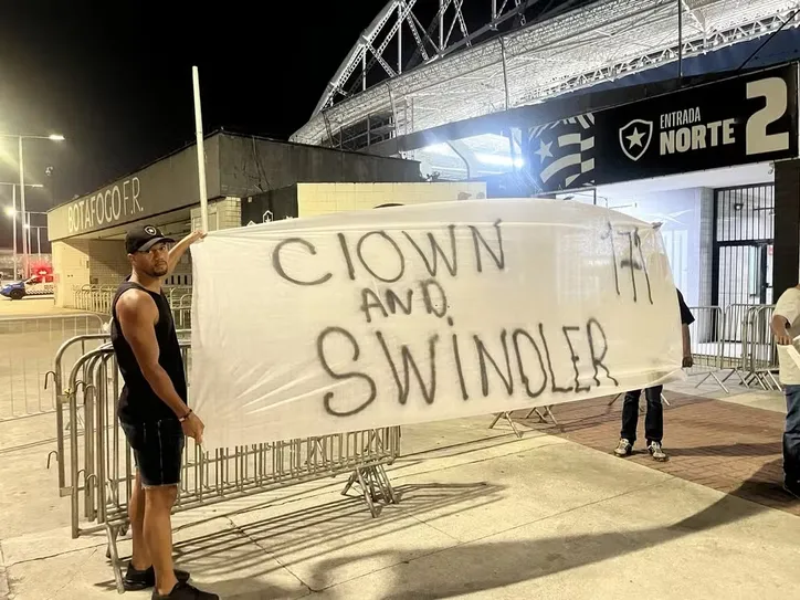 Torcedores em protesto no Estádio Nilton Santos