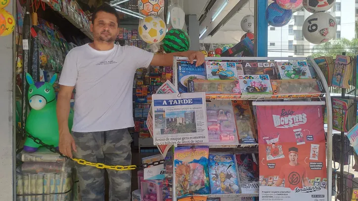 Wagner Lourenço dos Santos comercializa o jornal há 13 anos, na barraca Morumbi, na Pituba