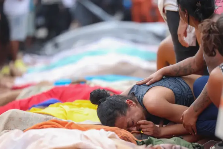 Mães lamentando as mortes na Operação Contenção