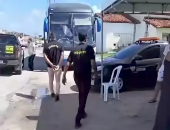 Barreira é montada logo em entrada que dá acesso às praias do município