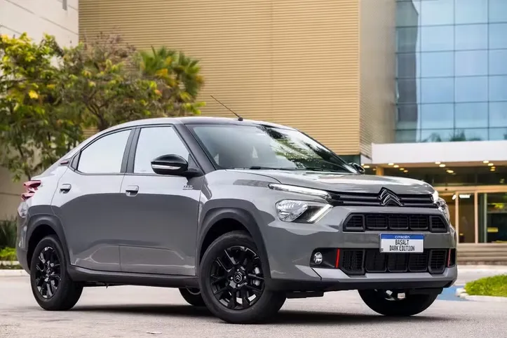 Versão Dark Edition, equipada com motor 1.0 turbo e câmbio automático CVT