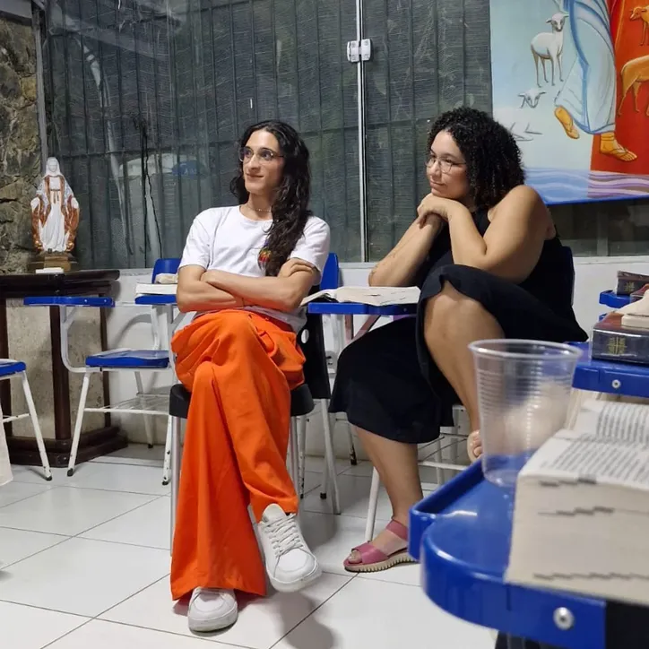 Rê Vieitas em momento de partilha no Grupo de Diversidade Cristã