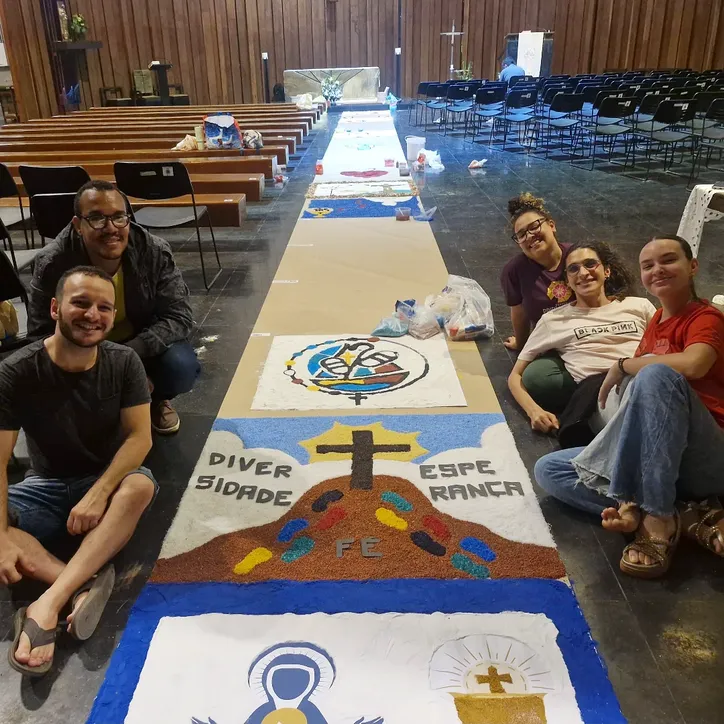 Montagem do tapete de Corpus Christi da paróquia Ascensão do Senhor
