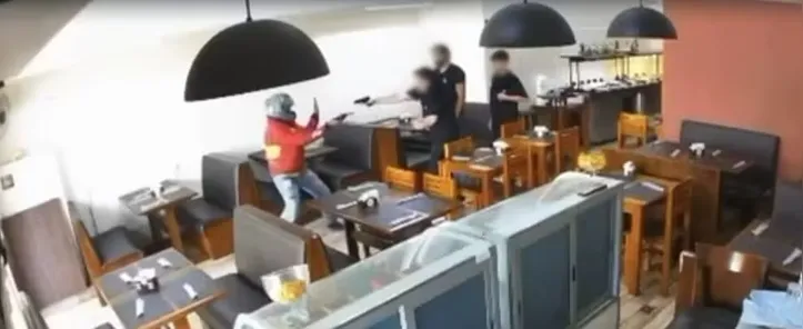 Foi durante o décimo quarto assaçto que um dos clientes sacou a arma e atingiu o suspeito