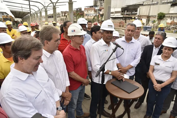 Governador Jerônimo Rodrigues (PT) realiza coletiva durante visita às obras do VLT, em Salvador, nesta sexta-feira, 17