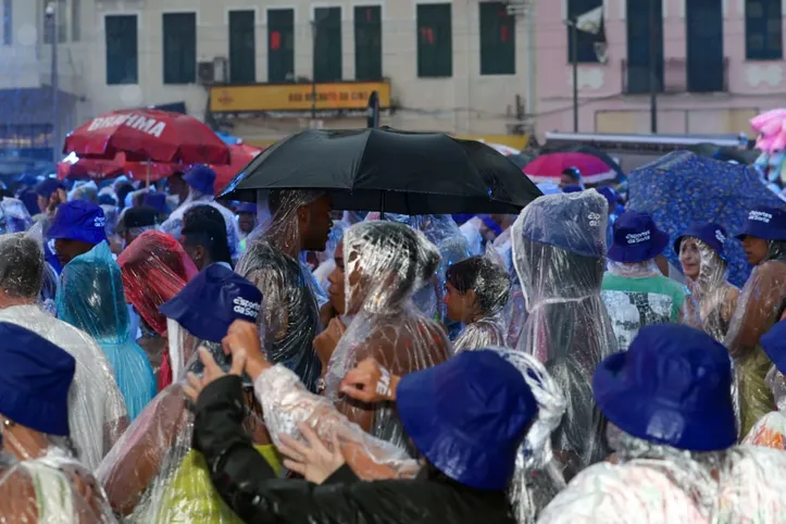Imagem ilustrativa da imagem Vai cancelar? Temporal prejudica show gratuito de Leo Santana