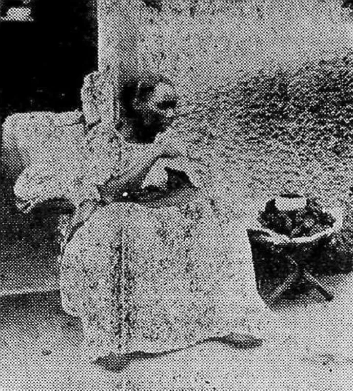 Antiga imagem em clichê publicada em A TARDE em 1936 mostra vendedora com seu tabuleiro Foto CEDOC A TARDE 05-09-1936