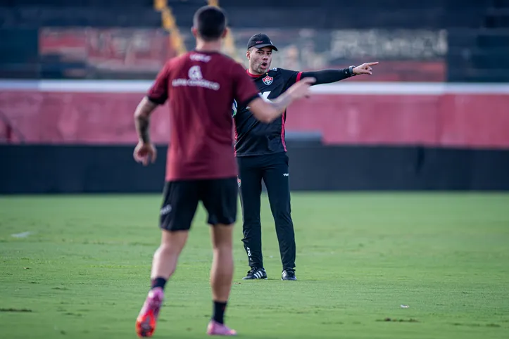 Jair Ventura em treino do Vitória