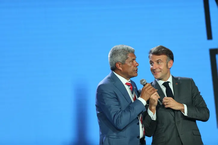 Emmanuel Macron ao lado do governador Jerônimo Rodrigues