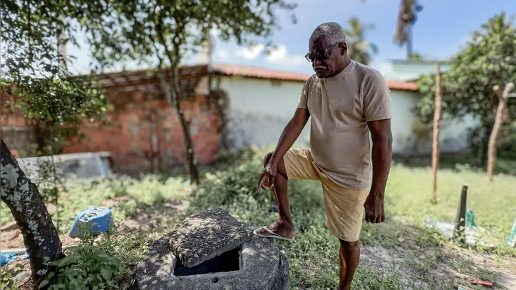 Geninho e a cisterna perfurada no seu quintal, segundo ele, responsável pelas doenças quw mataram sua mulher e filho