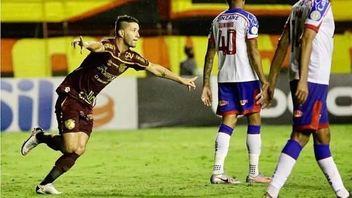 Thiago Neves comemorando gol contra o Bahia na Ilha do Retiro