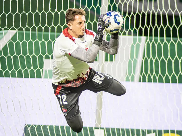 Thiago Couto se destacou no empate sem gols entre Palmeira e Vitória