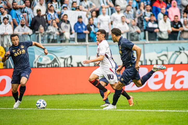 Gabriel Baralhas em disputa com Marlon