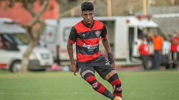 Alisson Santos em campo pelo Vitória