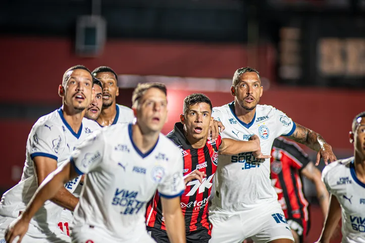 Imagem ilustrativa da imagem Vitória vence o Bahia, quebra tabu de 11 anos e respira na Série A