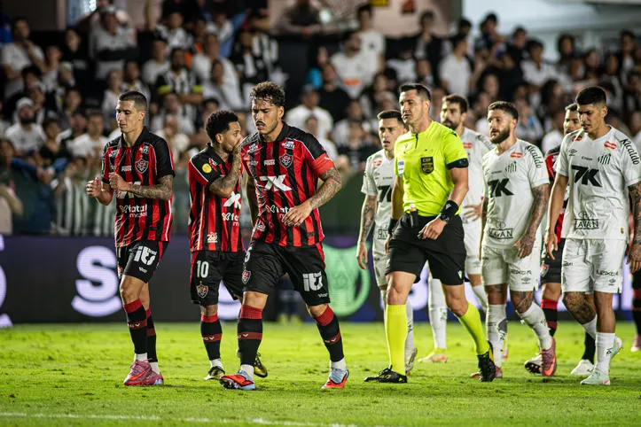 Vitória venceu o Santos na Vila Belmiro