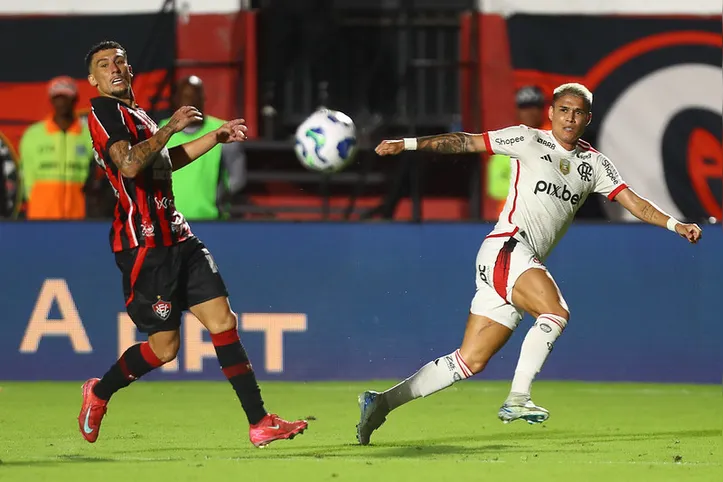 Luiz Araújo dando o passe que gerou o gol de Bruno Henrique em Vitória 1x2 Flamengo
