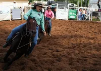 A pista é delas! Mulheres e crianças brilham no Ranch Sorting imagem
