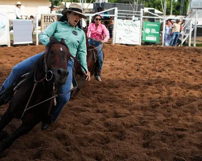 A pista é delas! Mulheres e crianças brilham no Ranch Sorting