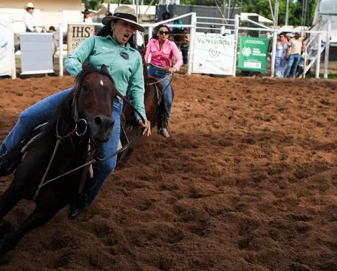 A pista é delas! Mulheres e crianças brilham no Ranch Sorting