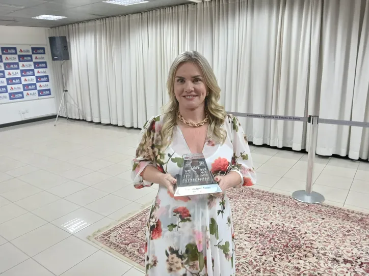 Ivana Bastos segura prêmio de Destaque Parlamentar 2025.