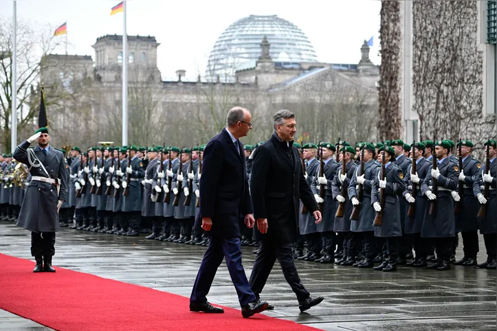 O chanceler alemão Friedrich Merz (à esquerda) e o primeiro-ministro croata Andrej Plenkovic no pátio da Chancelaria em Berlim