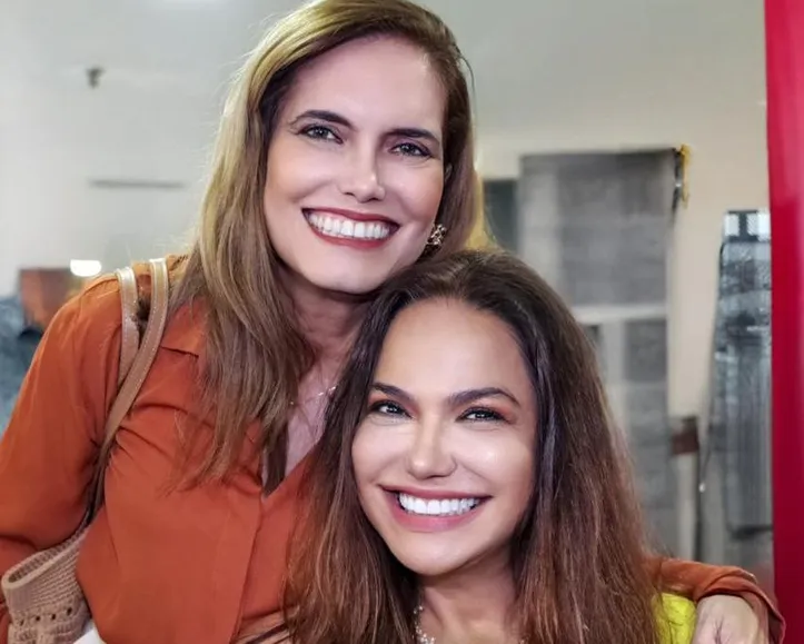 Sandra Teschner e Monique Melo, em pé, durante lançamento de livro