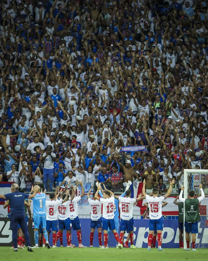 Jogadores comemorando triunfo sobre o The Strongest