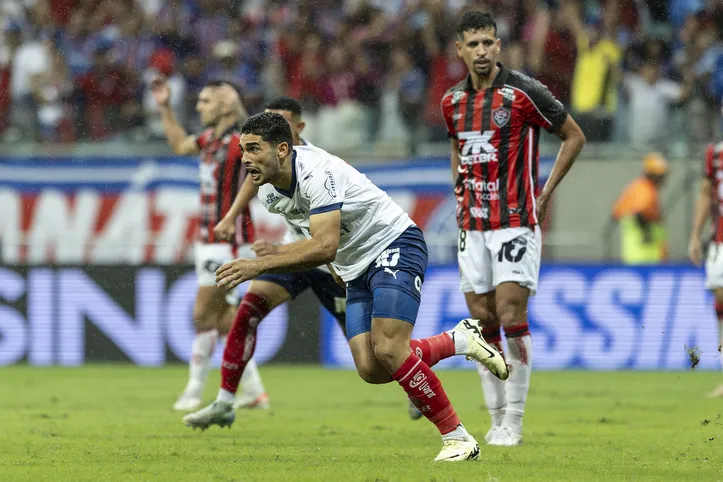 Michel Araújo após marcar gol histórico enquanto o Bahia tinha um jogador a menos em campo