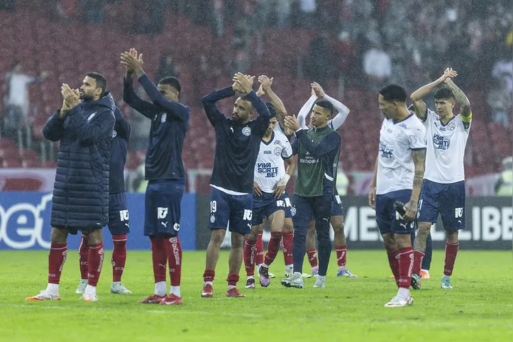 Jogadores agradecendo apoio da torcida após eliminação para o Internacional
